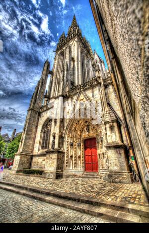 Città Di Quimper, Francia. Vista artistica della porta d’ingresso meridionale della storica Cattedrale di Saint Corentin, sulla Place Saint Corentin di Qumiper. Foto Stock