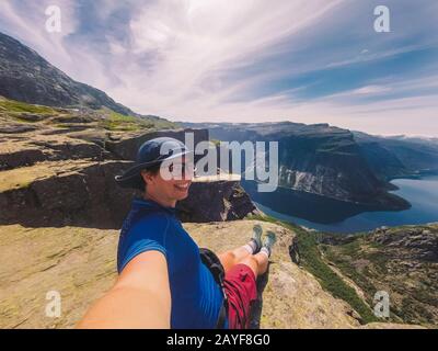 Viaggi Lifestyle avventura vacanze in Norvegia paesaggio vista aerea. Escursione in Norvegia. Splendida vista sulla natura sulla strada per Troll Foto Stock