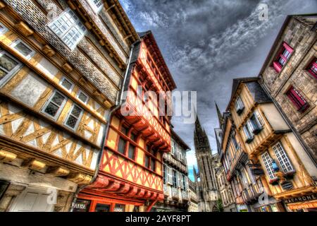 Città Di Quimper, Francia. Vista artistica angolata della storica architettura a graticcio su Rue Kereon di Qumiper. Foto Stock