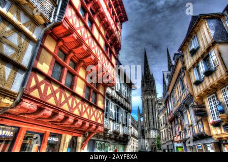 Città Di Quimper, Francia. Vista artistica angolata della storica architettura a graticcio su Rue Kereon di Qumiper. Foto Stock