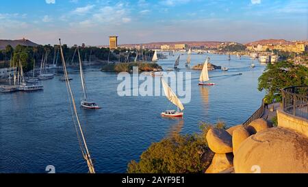 Felucca barche sul fiume Nilo in Aswan Foto Stock