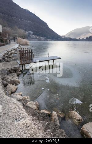 Iced il lago di Endine Foto Stock