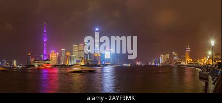 Shanghai, Cina - 22 maggio 2018: Una vista notturna dello skyline dell'argine coloniale di Shanghai, Cina Foto Stock