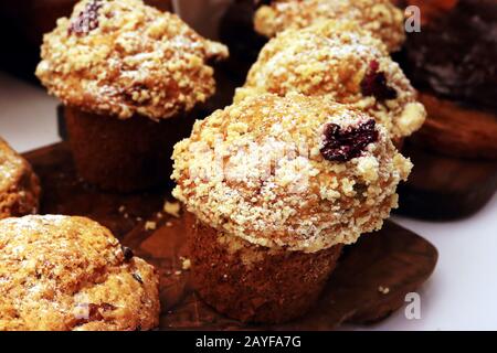 Muffin fatti in casa al mirtillo con zucchero a velo su vassoi di legno Foto Stock