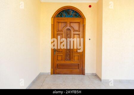 ingresso scolpito porta di legno al cottage. La porta è in legno, fatta a mano. Foto Stock