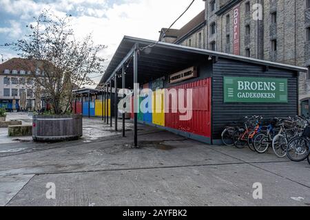 Broens Gadekøkken, The Bridge Street Kitchen, serve piatti gourmet nordici dalle bancarelle accanto al porto, presso la Greenlandic Trade Square, Copenaghen Foto Stock