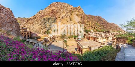 Galta Ji Tempio complesso o Monkey Tempio nelle colline Aravalli a Jaipur, India, bellissimo panorama Foto Stock