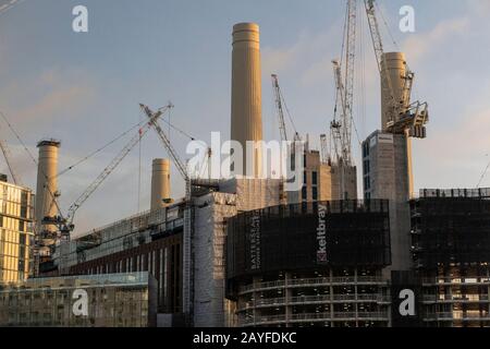 Battersea Power Station al sole di mattina presto Foto Stock