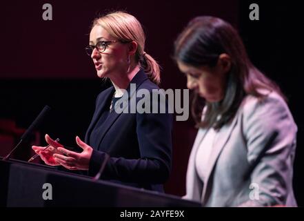 I candidati della leadership del lavoro Rebecca Long-Bailey (a sinistra) e Lisa Nandy, parlando durante le marchette della leadership laburista al centro della SEC, Glasgow. Foto Stock