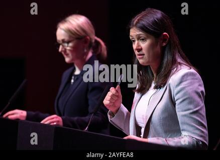 I candidati della leadership del lavoro Rebecca Long-Bailey (a sinistra) e Lisa Nandy, parlando durante le marchette della leadership laburista al centro della SEC, Glasgow. Foto Stock