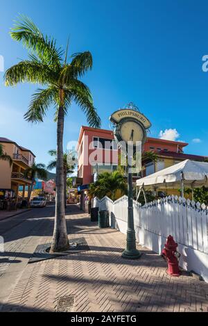 Philipsburg, St. Maarten - 17 dicembre 2018: Orologio di strada di fronte alla chiesa metodista di Philipsburg nell'isola di Sint Maarten - Saint Martin, Neth Foto Stock