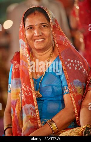 Donna indiana con abiti tipici su matrimonio indiano tradizionale, Jodhpur, Rajasthan, India Foto Stock