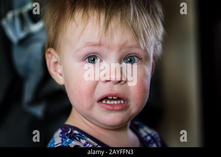 Closeup di un ragazzo che piange. Bambino sconvolto Foto Stock