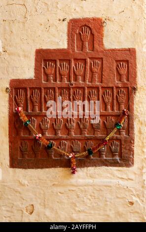 Stampe di donne immolate nel sacrificio di sati, Forte di Mehrangarh, Jodhpur, Rajasthan, India Foto Stock