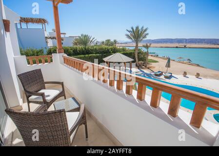 Mobili da terrazza di una villa di lusso in resort tropicale con sedie e vista mare sulla piscina Foto Stock