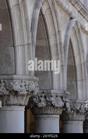 Dettaglio architettonico dei portici in pietra in stile gotico del 14th secolo del Palazzo Ducale, Piazza San Marco, Venezia, Italia, Europa. Foto Stock