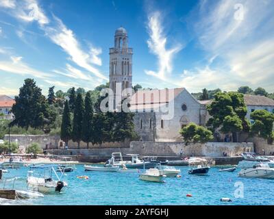 Vista frontale del Monastero Francescano nell'isola di Hvar, Croazia Foto Stock