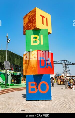 12 LUGLIO 2018, BARCELLONA, SPAGNA: Vista delle attrazioni del Parco sulla montagna sulla collina Tibidabo Foto Stock