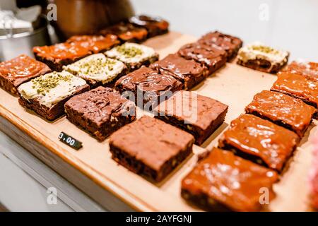 Deliziose torte tiramisù in vendita Foto Stock