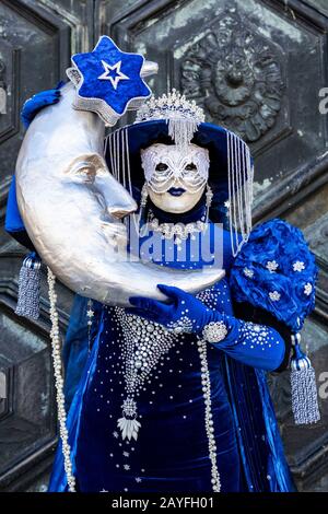 Venezia, Italia. 15 Febbraio 2020. Il Carnevale di Venezia è in pieno svolgimento con molti festaioli che indossano costumi elaborati e maschere tradizionali. Foto: Vibrant Pictures/Alamy Live News Foto Stock