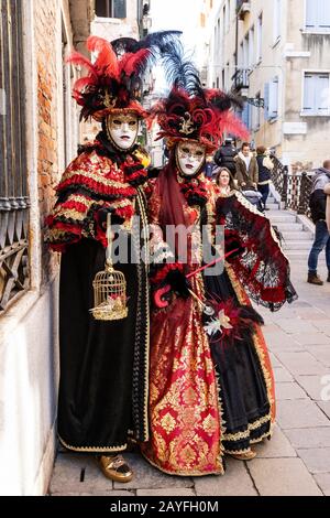 Venezia, Italia. 15 Febbraio 2020. Il Carnevale di Venezia è in pieno svolgimento con molti festaioli che indossano costumi elaborati e maschere tradizionali. Foto: Vibrant Pictures/Alamy Live News Foto Stock