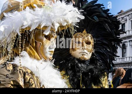 Venezia, Italia. 15 Febbraio 2020. Il Carnevale di Venezia è in pieno svolgimento con molti festaioli che indossano costumi elaborati e maschere tradizionali. Foto: Vibrant Pictures/Alamy Live News Foto Stock