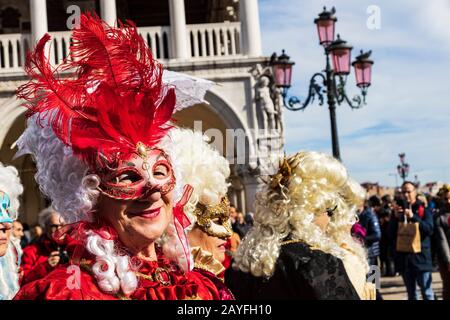 Venezia, Italia. 15 Febbraio 2020. Il Carnevale di Venezia è in pieno svolgimento con molti festaioli che indossano costumi elaborati e maschere tradizionali. Foto: Vibrant Pictures/Alamy Live News Foto Stock