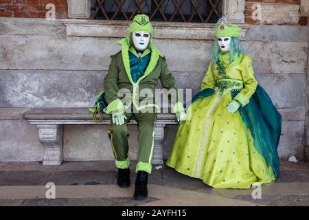 Venezia, Italia. 15 Febbraio 2020. Il Carnevale di Venezia è in pieno svolgimento con molti festaioli che indossano costumi elaborati e maschere tradizionali. Foto: Vibrant Pictures/Alamy Live News Foto Stock