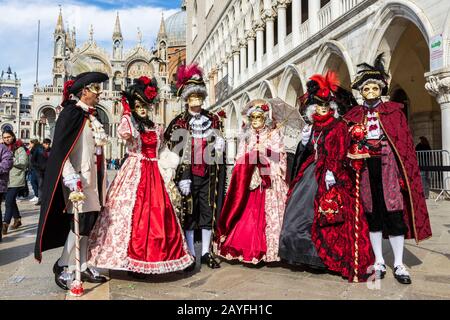 Venezia, Italia. 15 Febbraio 2020. Il Carnevale di Venezia è in pieno svolgimento con molti festaioli che indossano costumi elaborati e maschere tradizionali. Foto: Vibrant Pictures/Alamy Live News Foto Stock