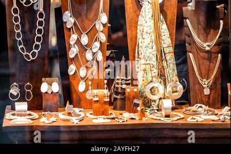 Set di bijouterie alla moda appesi sullo stand nel negozio Foto Stock