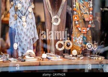 Set di bijouterie alla moda appesi sullo stand nel negozio Foto Stock