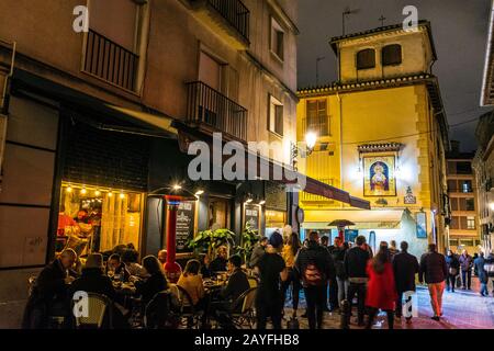 Vita notturna a Granada, una città della regione Andalusia del sud della Spagna. Vivace di notte con molti tapas bar e ristoranti all'aperto sul marciapiede. Foto Stock