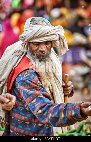 Vecchio con la barba lunga sul mercato, streetlife colorato sul mercato di Jodhpur, Rajasthan, India Foto Stock