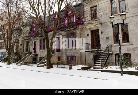 Montreal Quebec Canada 12 gennaio 2020: Case di fila su strada innevata Foto Stock