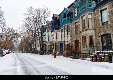 Montreal Quebec Canada 12 gennaio 2020: Case di fila su strada innevata Foto Stock