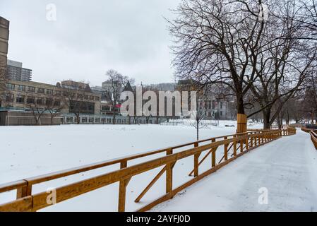 Montreal Quebec Canada 12 gennaio 2020: McGill University in inverno, campus coperto di neve e edificio di arti stradali scivolose Foto Stock