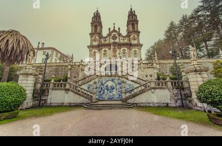 Santuario della Chiesa di Nossa Senhora dos Remédios nella nebbia mattutina Lamego Portogallo Foto Stock