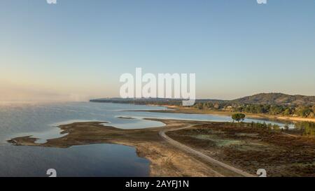 Riserva da Montargil nella mattina nebbia vista dall'alto Ponte de Sor Alentejo Portogallo Foto Stock