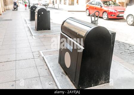 moderni cestini dei rifiuti riciclabili in città Foto Stock