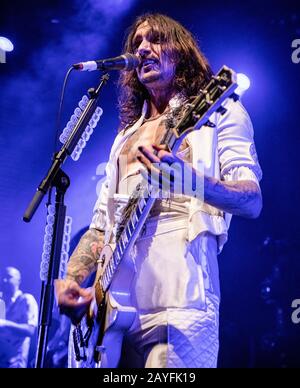 Copenaghen, Danimarca. 14th Feb, 2020. Il gruppo rock britannico The Darkness suona un concerto dal vivo ad Amager Bio a Copenhagen. Qui il cantante e chitarrista Justin Hawkins è visto dal vivo sul palco. (Photo Credit: Gonzales Photo/Nikolaj Bransholm/Alamy Live News). Foto Stock