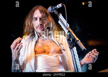 Copenaghen, Danimarca. 14th Feb, 2020. Il gruppo rock britannico The Darkness suona un concerto dal vivo ad Amager Bio a Copenhagen. Qui il cantante e chitarrista Justin Hawkins è visto dal vivo sul palco. (Photo Credit: Gonzales Photo/Nikolaj Bransholm/Alamy Live News). Foto Stock