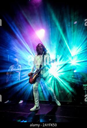 Copenaghen, Danimarca. 14th Feb, 2020. Il gruppo rock britannico The Darkness suona un concerto dal vivo ad Amager Bio a Copenhagen. Qui il chitarrista Dan Hawkins è visto dal vivo sul palco. (Photo Credit: Gonzales Photo/Nikolaj Bransholm/Alamy Live News). Foto Stock