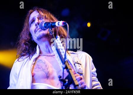 Copenaghen, Danimarca. 14th Feb, 2020. Il gruppo rock britannico The Darkness suona un concerto dal vivo ad Amager Bio a Copenhagen. Qui il cantante e chitarrista Justin Hawkins è visto dal vivo sul palco. (Photo Credit: Gonzales Photo/Nikolaj Bransholm/Alamy Live News). Foto Stock