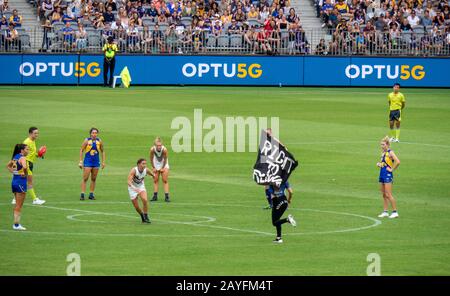 Diritto A Rescue Protester al 2020 AFLW West Coast Eagles e Fremantle Dockers Derby gioco presso l'Optus Stadium Burswood Perth WA Australia Foto Stock