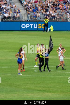 Diritto A Rescue Protester al 2020 AFLW West Coast Eagles e Fremantle Dockers Derby gioco presso l'Optus Stadium Burswood Perth WA Australia Foto Stock