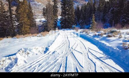 Viale Privato di casa residenziale nelle zone rurali a comunità di montagna. Foto Stock
