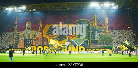 Football Dortmund - Francoforte, Dortmund 14 Febbraio 2020. Il team BVB festeggia con i fan, Südkurve, Gelbe Wand, Consiglio: Montaggio panoramico BORUSSIA DORTMUND - EINTRACHT FRANCOFORTE 4-0 - LE NORMATIVE DFL VIETANO L'USO DI FOTOGRAFIE come SEQUENZE DI IMMAGINI e/o QUASI-VIDEO - 1.German Soccer League , Dortmund, 14 febbraio 2020. Stagione 2019/2020, partita 22, BVB, © Peter Schatz / Alamy Live News Foto Stock