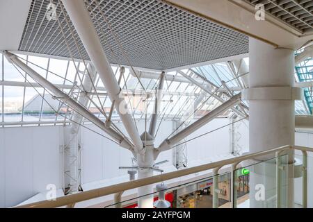 La costruzione metallica del Newland Center a Kettering, Northamptonshire, Inghilterra, Regno Unito. Foto Stock