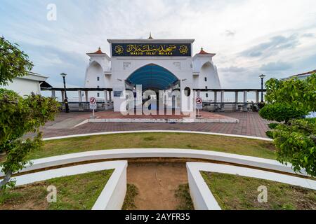 Masjid Selat Melaka, Moschea di Melaka su un'isola artificiale sullo stretto di Melaka. Foto Stock
