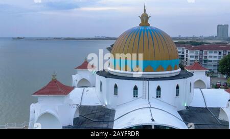 Veduta aerea di Masjid Selat Melaka, Moschea di Melaka su un'isola artificiale sullo stretto di Melaka. Foto Stock